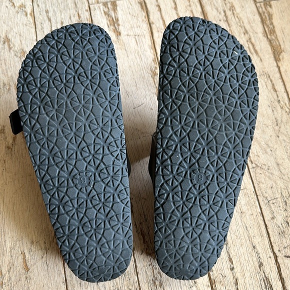 🚨LAST CHANCE🚨 LADIES SHADE AND SHORE SLIP ON SANDALS SIZE 9 NWOT NEVER WORN - Picture 7 of 9